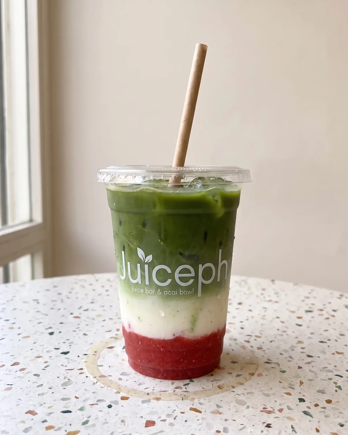 מאצ׳ה תות של JUICEPH: מאצ׳ה ירוקה מעל חלב ופירה תות בכוס שקופה