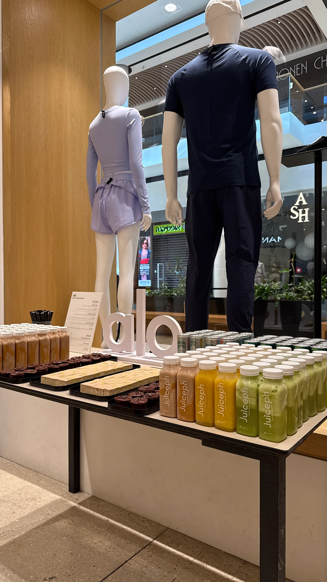 עמדת מיצים ושייקים של JUICEPH באירוע של Alo Yoga
