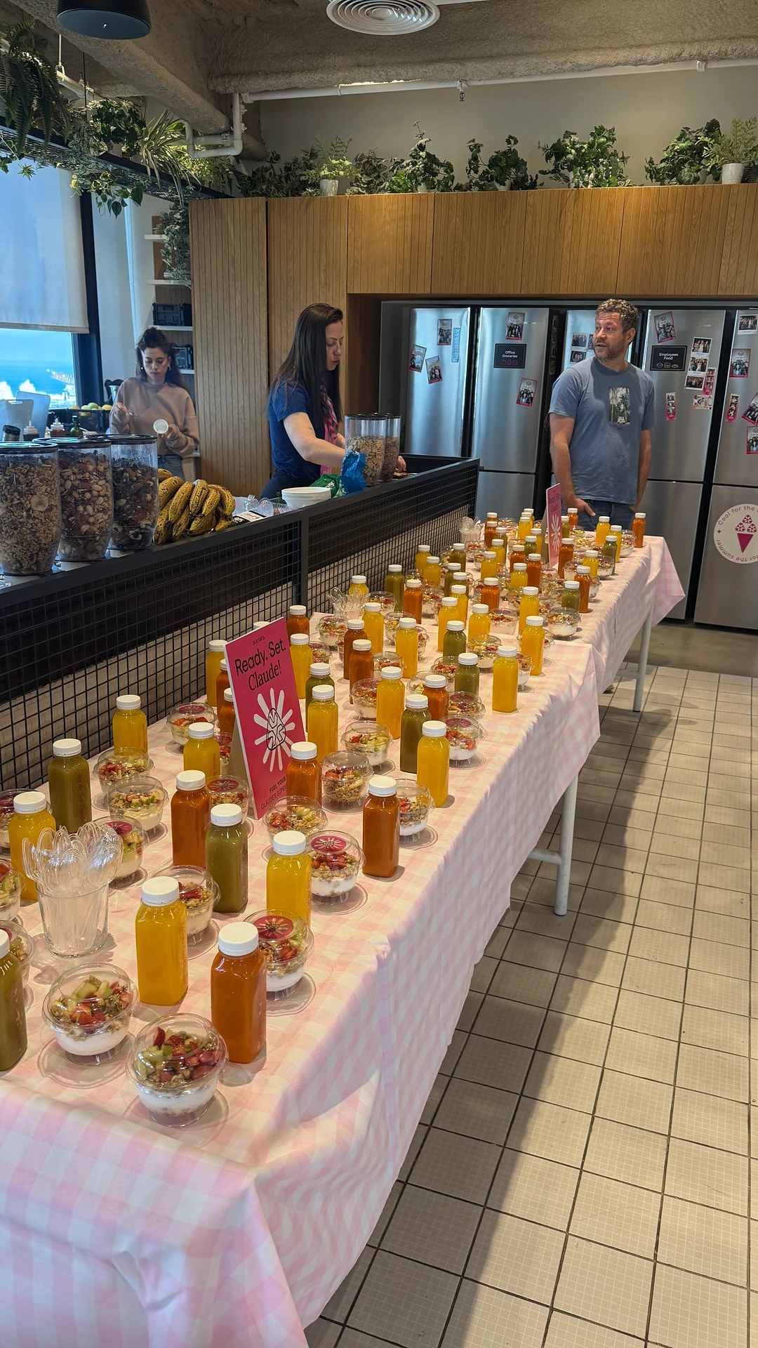 שולחן ארוך של מיצים ושייקים JUICEPH באירוע במשרד