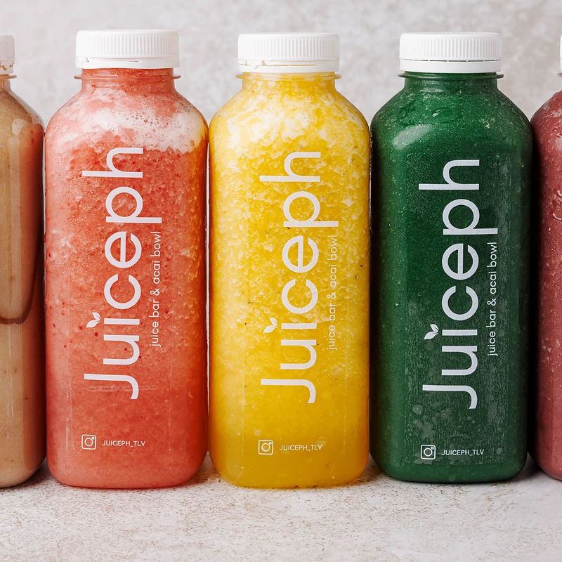 שורת בקבוקי שייקים ומיצים של JUICEPH