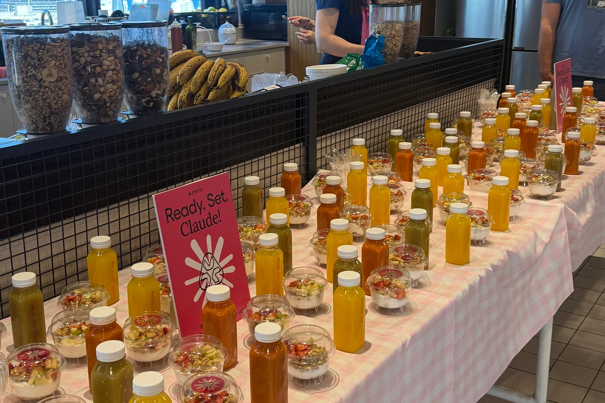 שולחן קייטרינג בריא של JUICEPH עם מיצים, שייקים וקערות