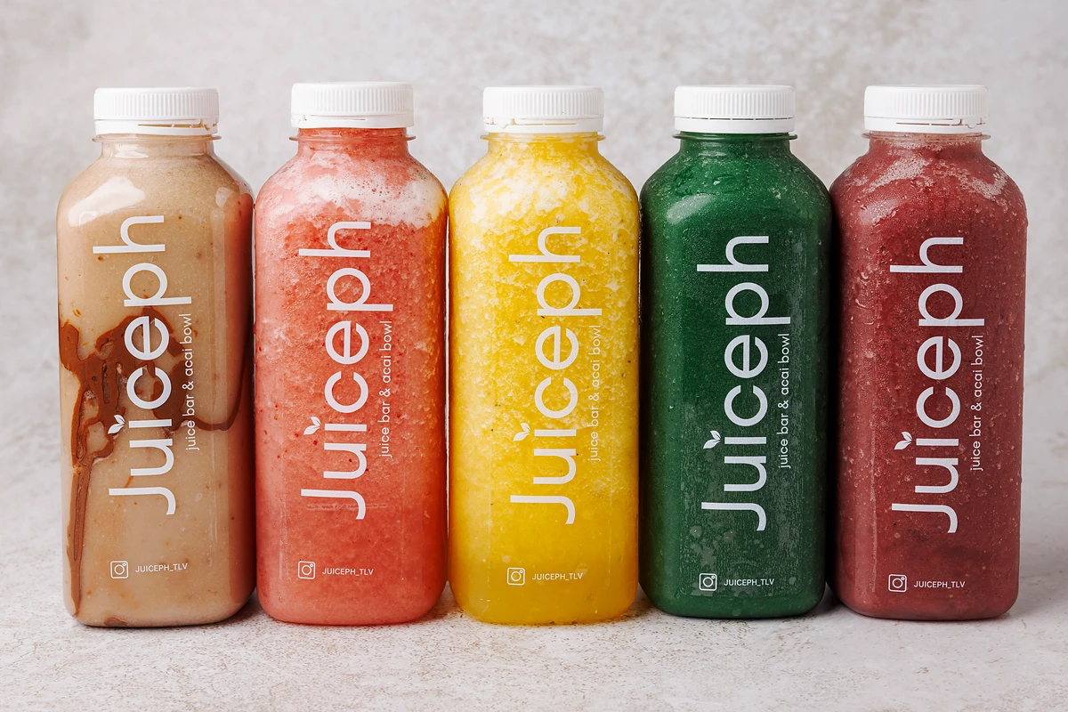 שורת בקבוקי שייקים ומיצים של JUICEPH